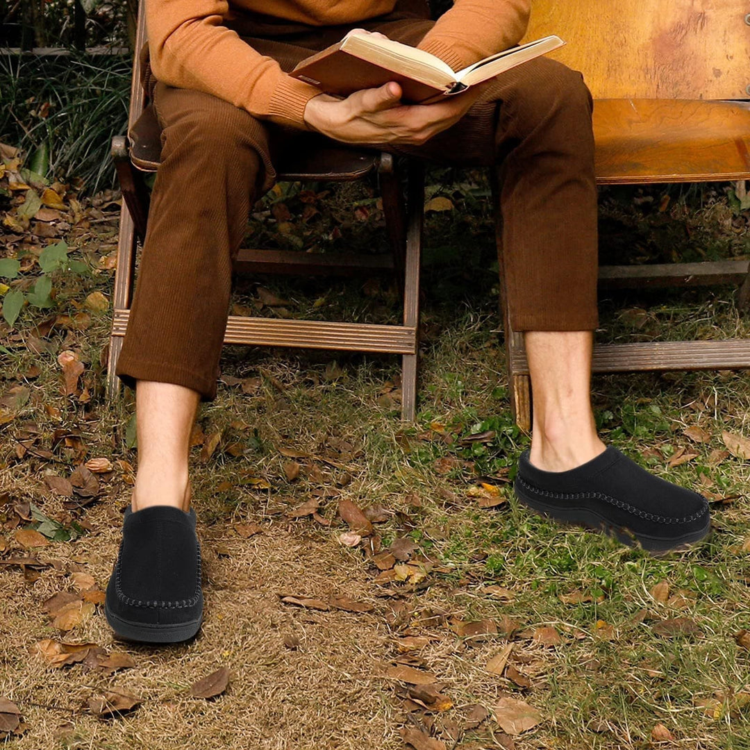 Ansicht der rutschfesten Sohle von bequemen Herren Winter-Loafern. Ideale Slip-On Alltagsschuhe.