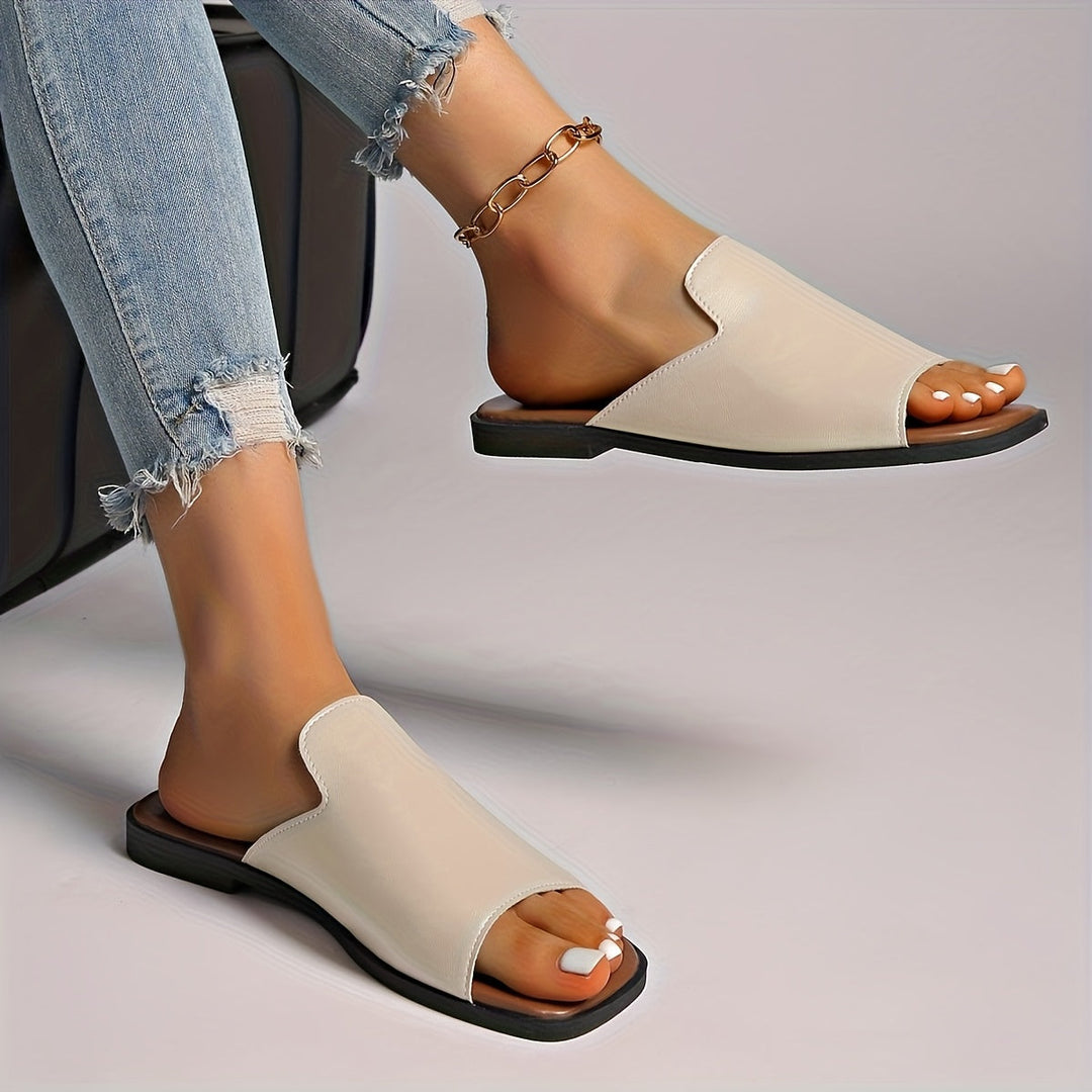 Minimalistische Damensandalen: Slip-Ons mit eckiger Spitze. Offene Freizeitschuhe, ideal für den Frühling.