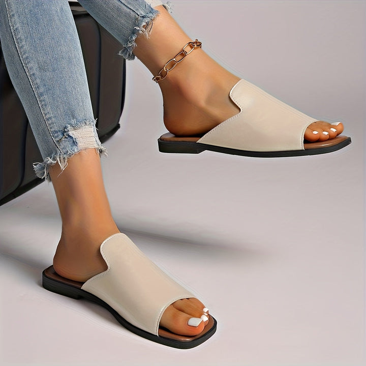 Minimalistische Damensandalen: Slip-Ons mit eckiger Spitze. Offene Freizeitschuhe, ideal für den Frühling.