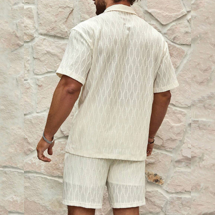 Bequemer Herren Sommer Zweiteiler in Beige mit Kurzarmhemd und Shorts, ideal für warme Tage und legere Anlässe.