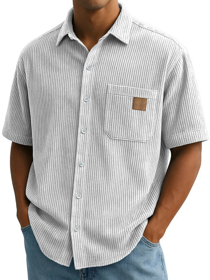 Elegantes Kurzarmhemd für Herren, mit Brusttasche und Knopfleiste, ideal für den stilvollen Sommerlook.