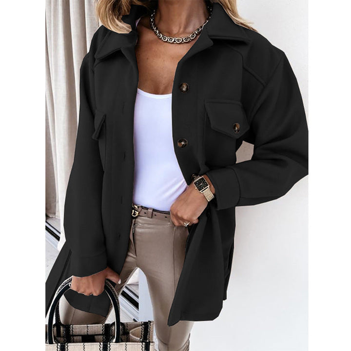 Zeitloser marineblauer Damenblazer. Schickes Jackett für einen smarten Business-Look oder modische Freizeit.