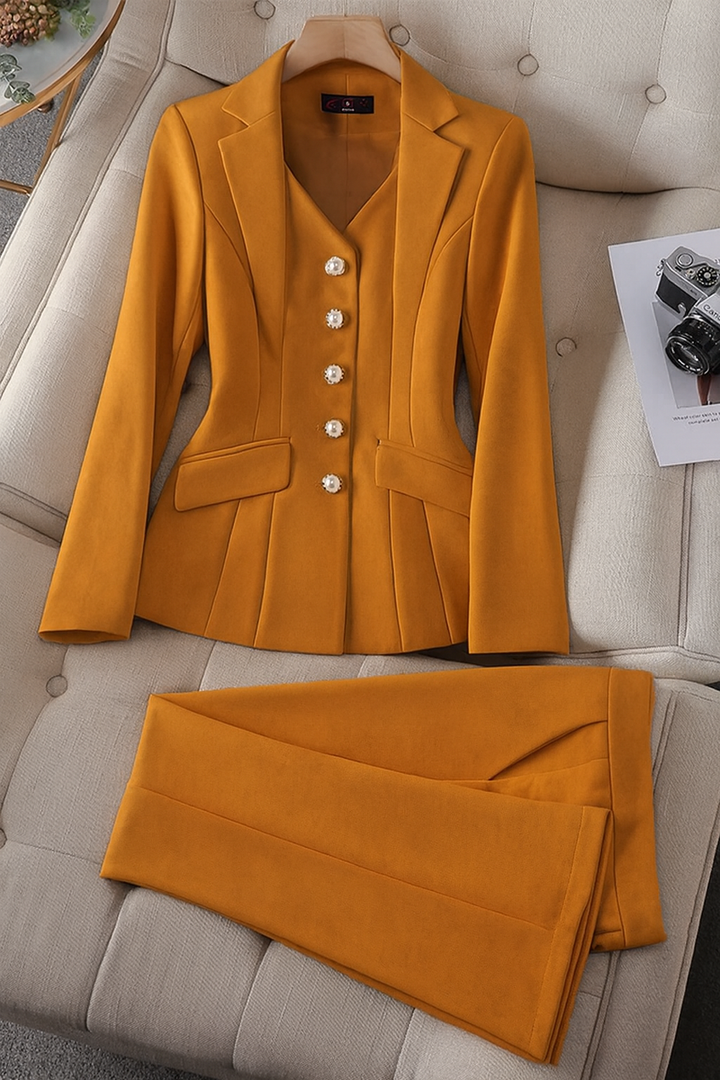 Klassischer Damenanzug mit tailliertem Blazer und gerader Hose, Regular Fit für Business-Look.
