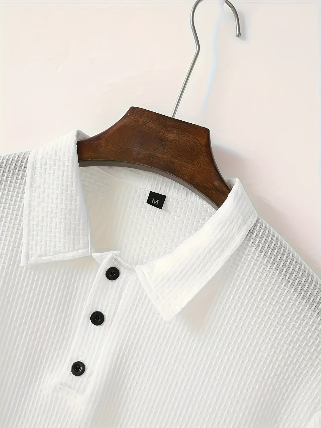 Trendiges Herren-Oberteil: Kurzärmliges Poloshirt, vielseitig kombinierbar für verschiedene Outfits.