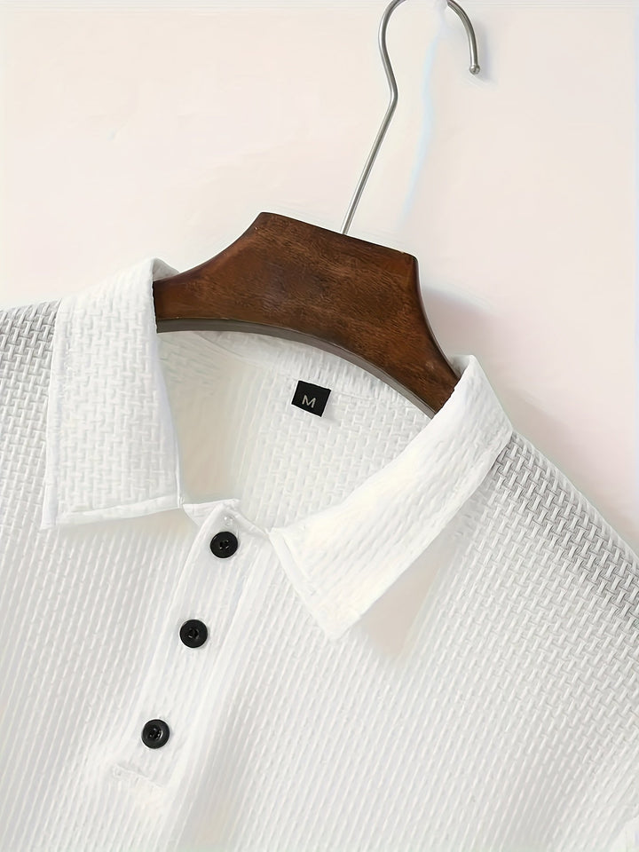 Trendiges Herren-Oberteil: Kurzärmliges Poloshirt, vielseitig kombinierbar für verschiedene Outfits.