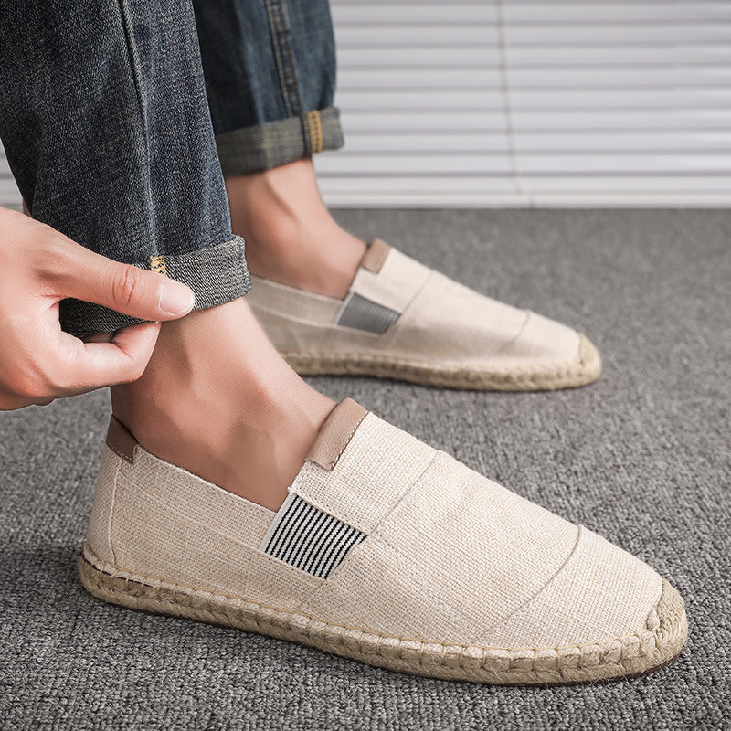 Nahaufnahme: Bequeme Herren Slip-On Espadrilles Slipper. Perfekte Sommerschuhe für entspannte Tage.