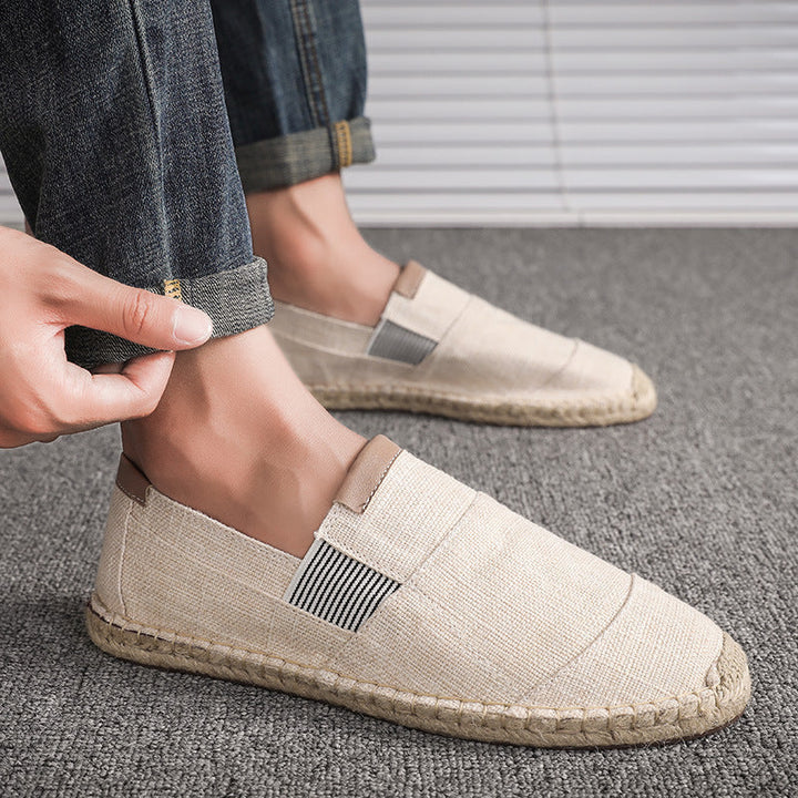 Nahaufnahme: Bequeme Herren Slip-On Espadrilles Slipper. Perfekte Sommerschuhe für entspannte Tage.