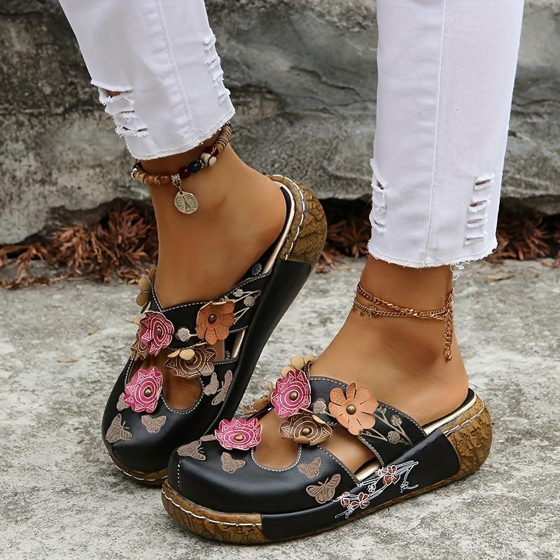 Seitliche Ansicht der Damen Keilabsatz-Pantoletten: Boho-Stil, Blumen- & Schmetterlings-Applikationen.