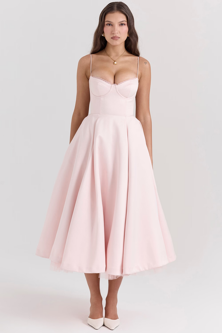 Atemberaubendes Damen Abendkleid mit schmeichelnder Passform, ideal für elegante Auftritte und Feierlichkeiten.