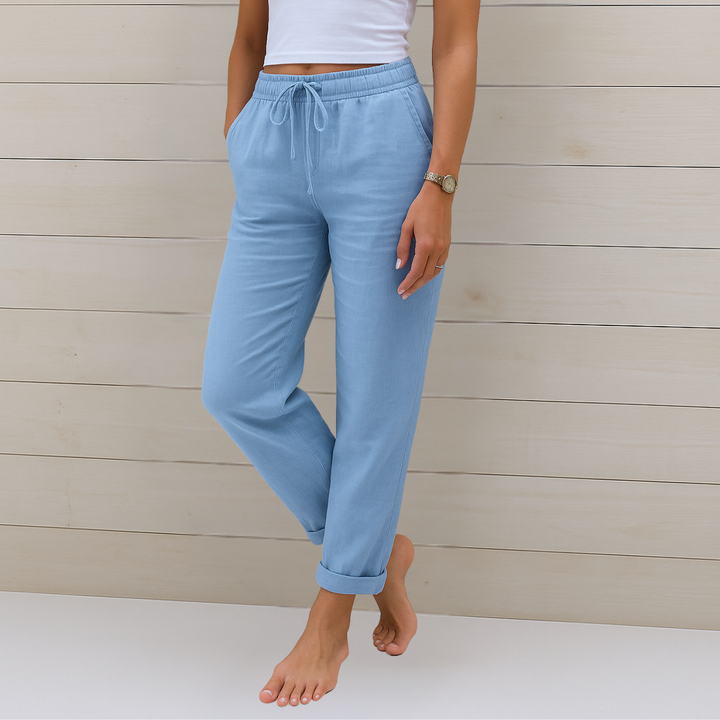Seitenansicht der komfortablen Damen Stretchhose mit Elastikbund, im entspannten Relaxed Fit.