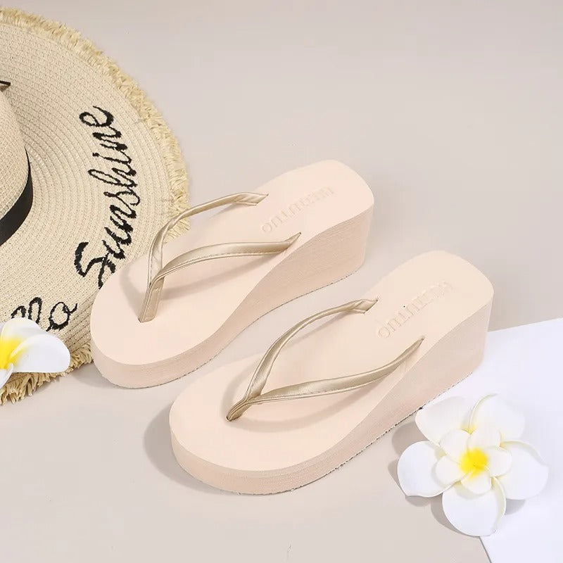 Riviera Damen Plateau-Pantoletten mit Clip-Zehen. Trendige, bequeme Sommersandalen für Urlaub und Alltag.