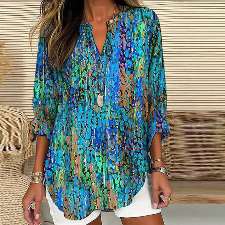 Grünes Damen Langarmshirt mit V-Ausschnitt und modernem Printmuster. Bequemes, vielseitiges Oberteil für Alltag & Freizeit.