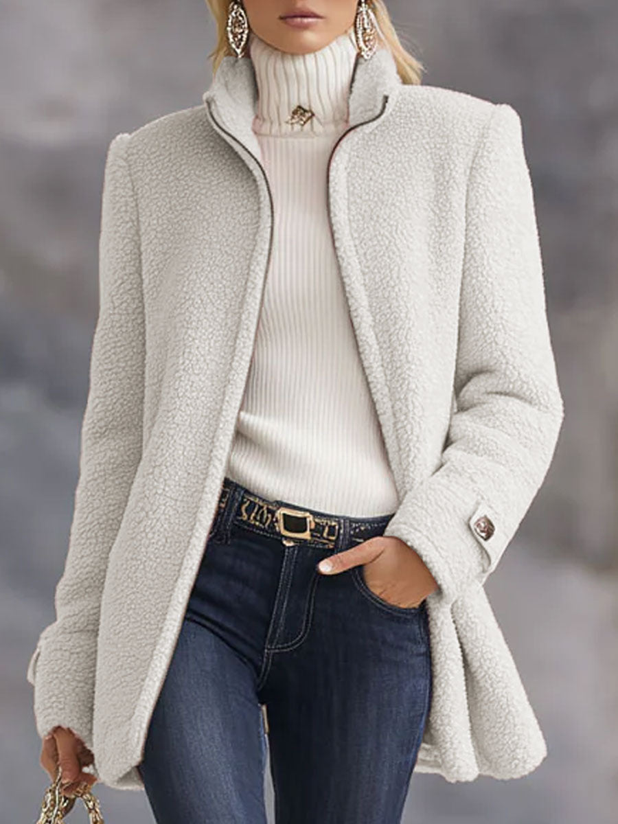 Modell trägt bequeme Damen Outdoorjacke mit Stehkragen & Knopfleiste.