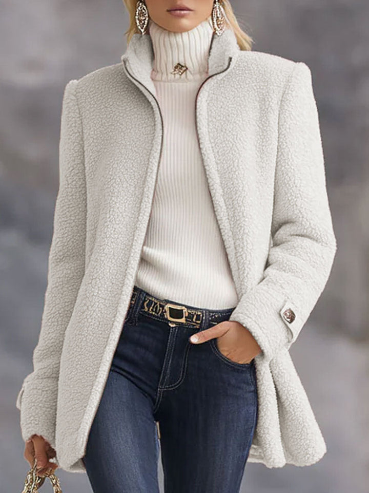 Modell trägt bequeme Damen Outdoorjacke mit Stehkragen & Knopfleiste.