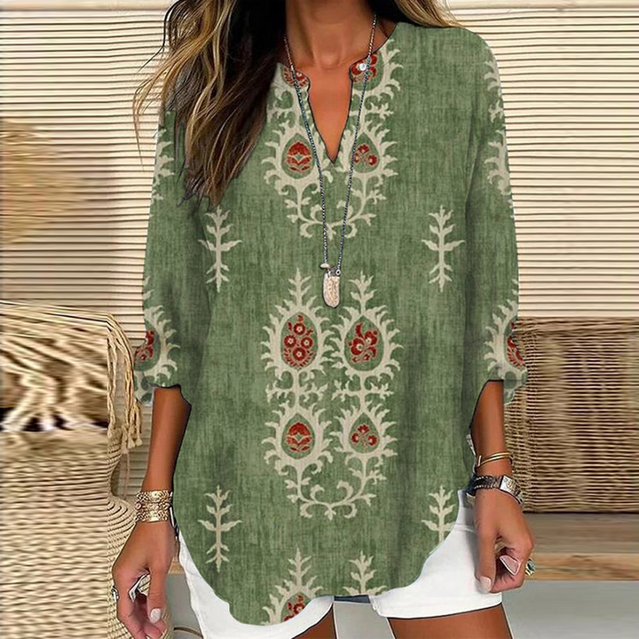 Grünes 3/4-Ärmel Damen Shirt mit V-Ausschnitt und stylischem Print. Bequemes Shirt für Frühling & Sommer.