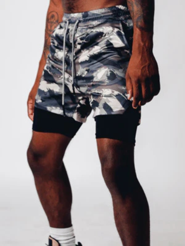 Detailansicht der Herren 2-in-1 Sommershorts Felix. Ideal für Training, Laufen und entspannte Freizeitaktivitäten.
