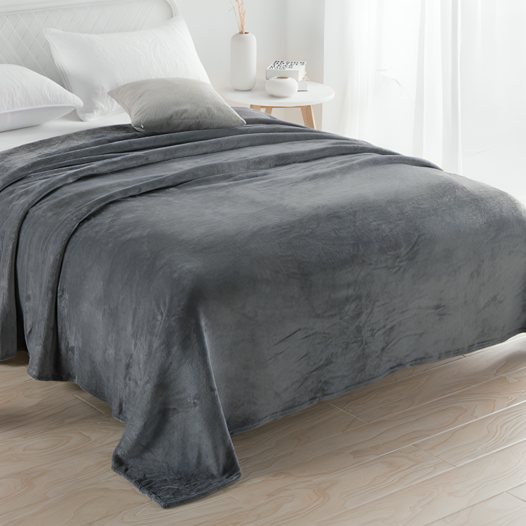 Hochwertige, weiche Polyester Wurfdecke, leicht, wärmend und pflegeleicht für jedes Zuhause.