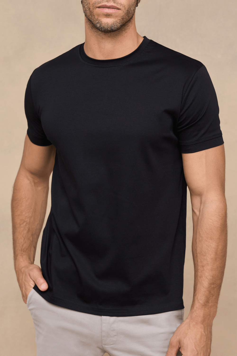 Bequemes schwarzes Herren T-Shirt Rundhals. Ideal für Freizeit & Alltagslook, glatt & weich.