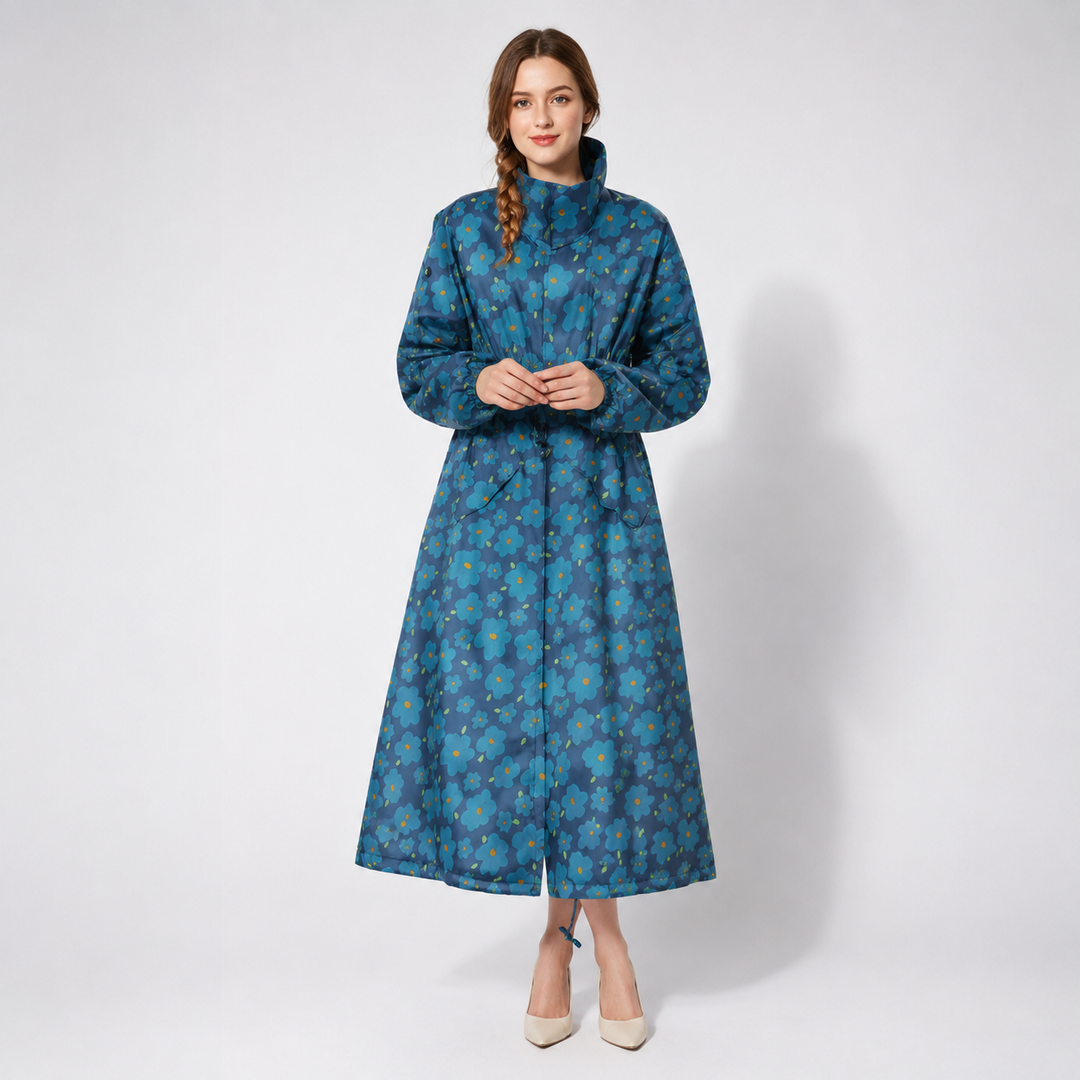 Schicke Damen Regenjacke Rainora. Langer Mantel mit Kapuze, schützt zuverlässig bei Regenwetter.