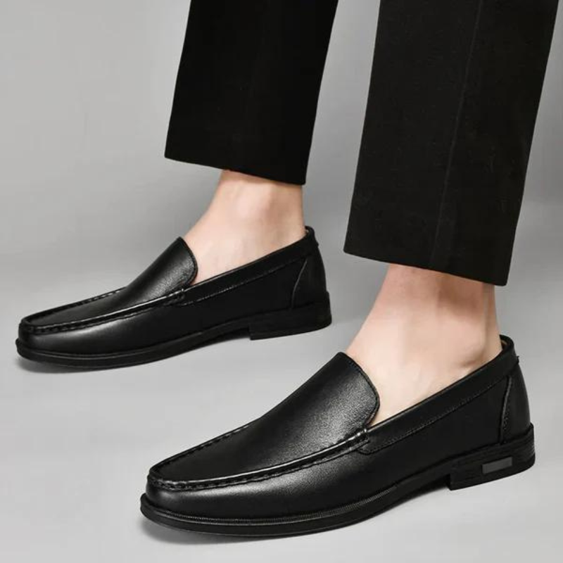 Komfortable schwarze Leder Slipper für Herren im italienischen Stil, ideal für Business & Freizeit.