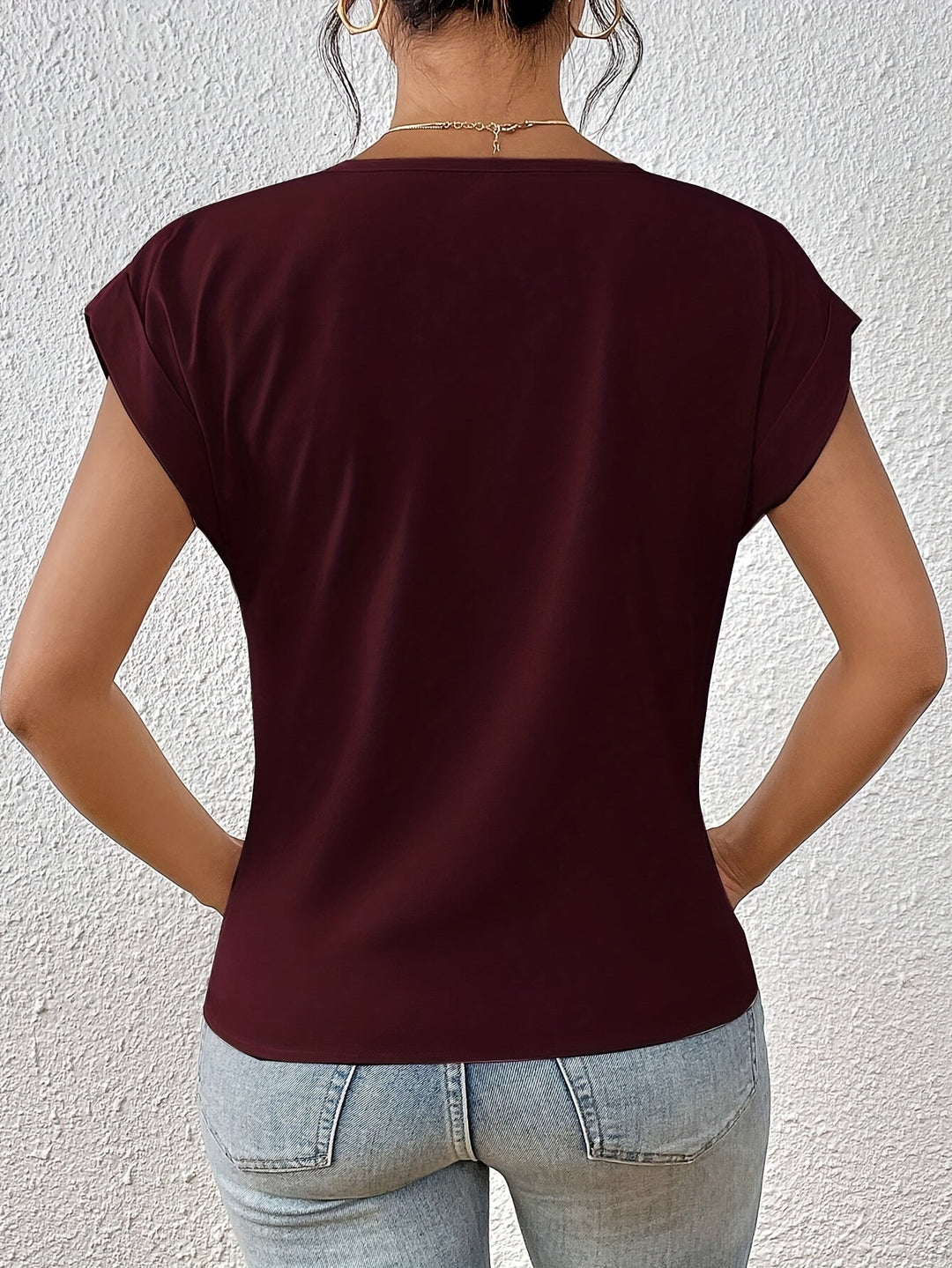 Sommerliche Damen Wickelbluse mit V-Ausschnitt, leicht und fließend, modern.
