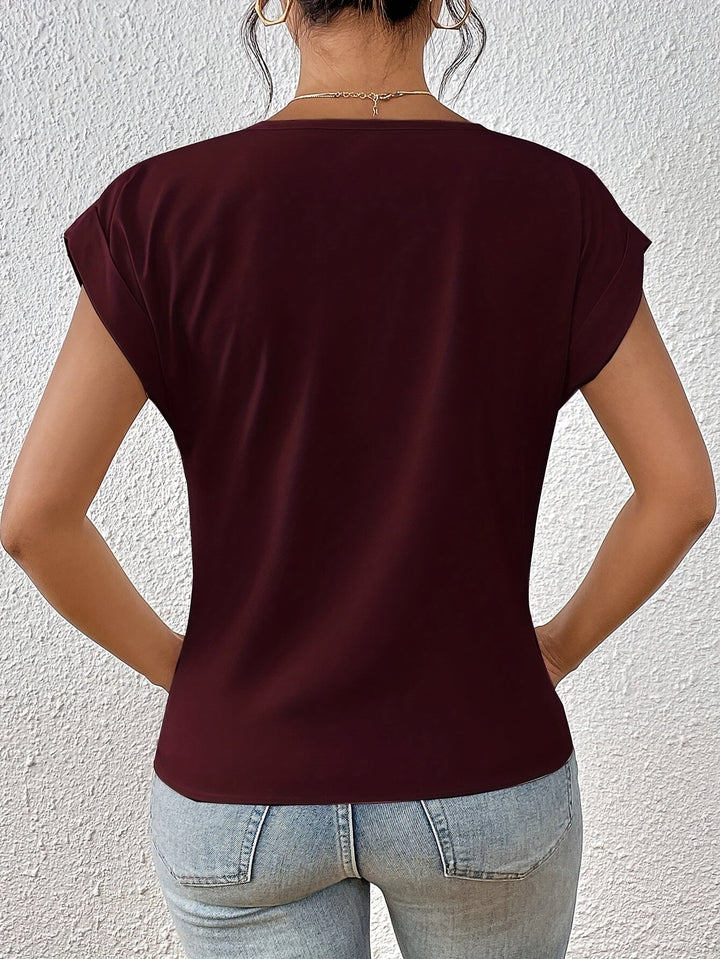 Sommerliche Damen Wickelbluse mit V-Ausschnitt, leicht und fließend, modern.