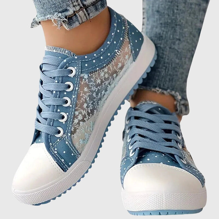Frontansicht der bequemen Damen Sneaker. Ergonomische Alltagsschuhe für Komfort und modernen Stil.