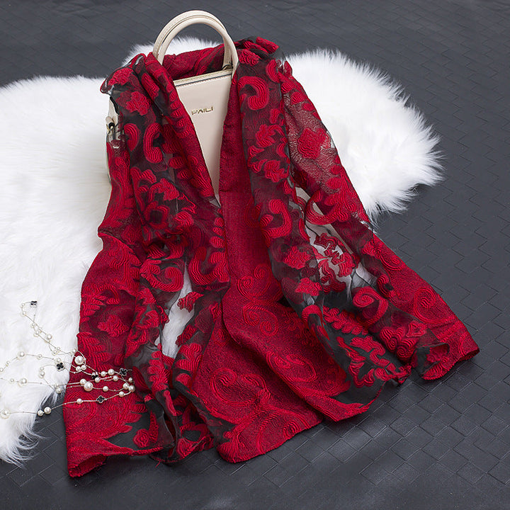 Moderner Seidenschal für Damen mit lebhaftem Blumenmuster und modischen Cut-out-Details.