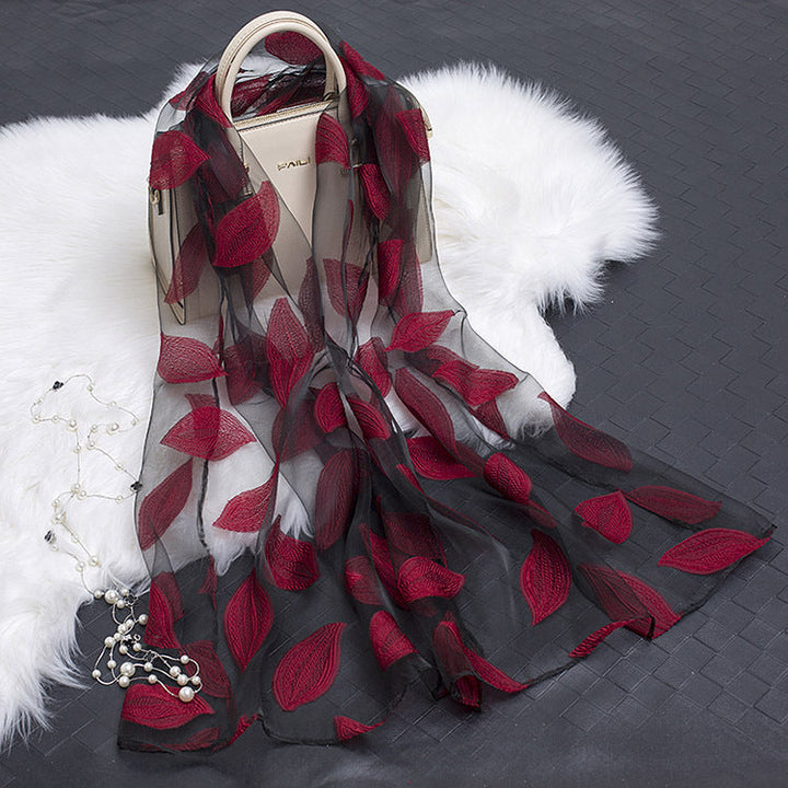 Stilvoller Damen Seidenschal mit elegantem Blumen-Print und Cut-out, ideal als Frühlings-Accessoire.