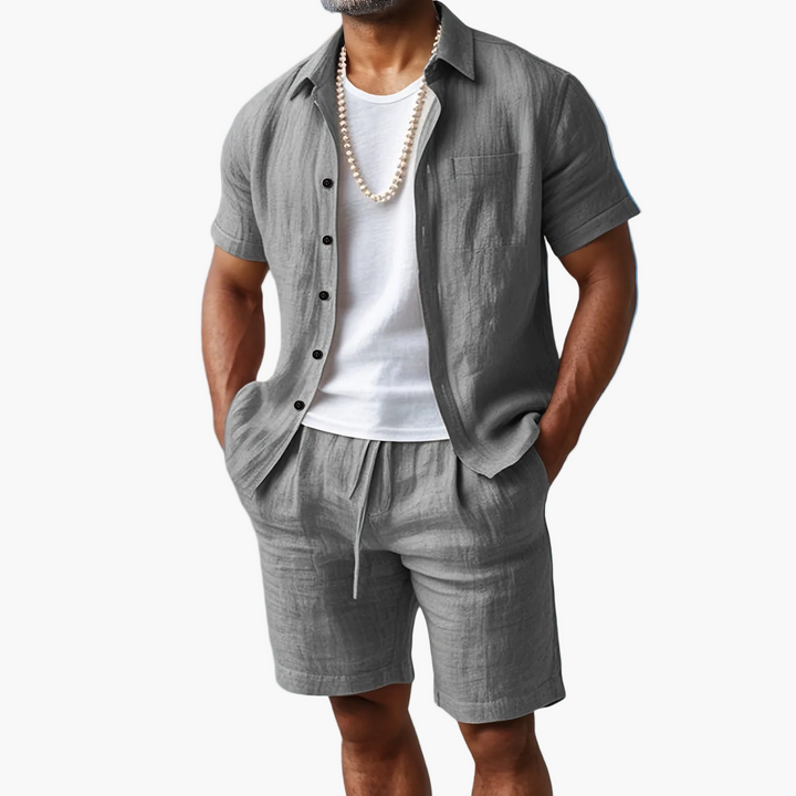 Modernes Herren Boho-Strandoutfit im Leinen-Look. Komfortables Kurzarmhemd und Shorts für den Sommer.