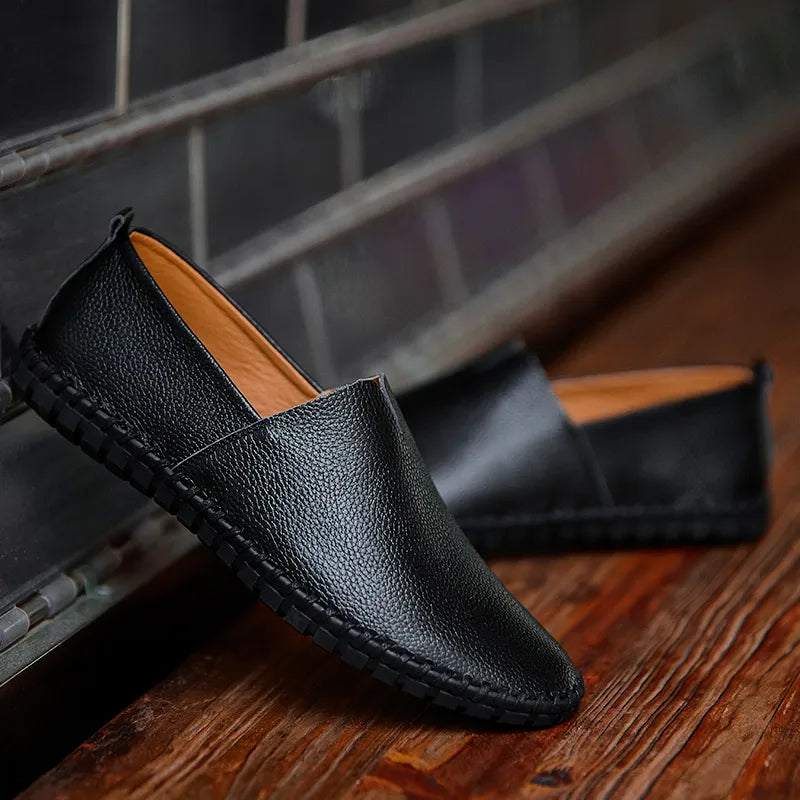 Rückansicht der bequemen Herren Slip-On Alltagsschuhe, zeigt das einfache An- & Ausziehen für täglichen Komfort.