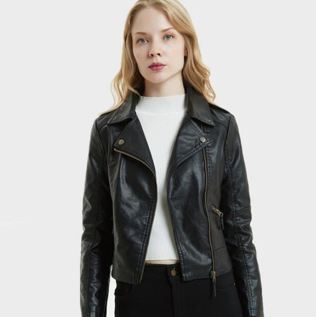 Elegante Damen-Kurzjacke mit auffälligem Schlangenmuster für einen modernen Statement-Look in der Mode.