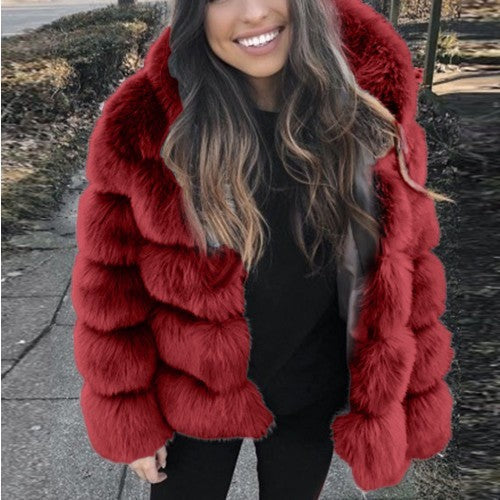 Nahaufnahme der eleganten Damen-Kurzjacke mit Kappenkragen. Warme Winterjacke, perfekt für stilvolle Auftritte.