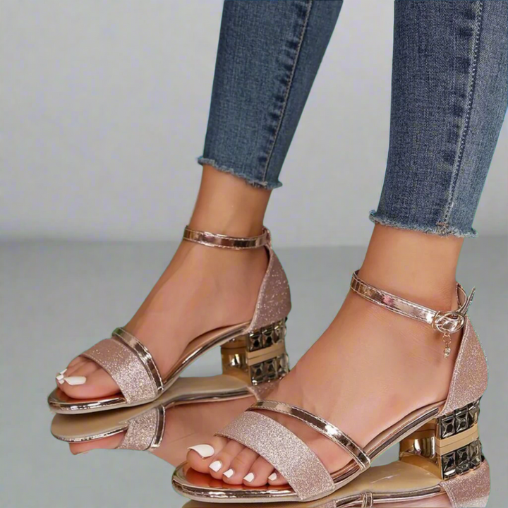 Bequeme silberne Damen Komfort Sandalen, perfekt für entspannte Sommertage und Freizeit.