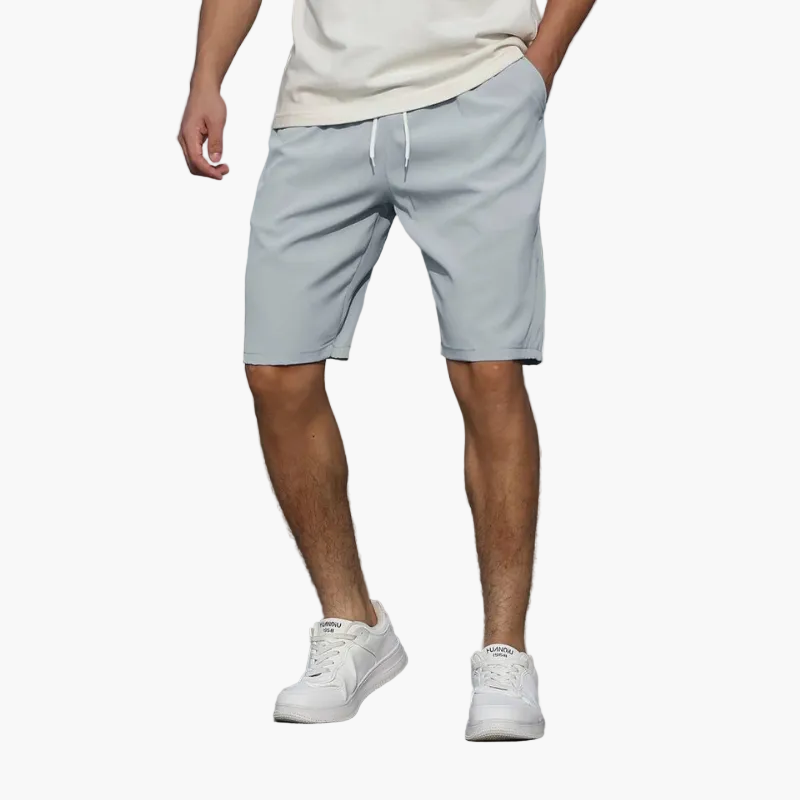 Mann trägt lässige Herren Bermuda Shorts mit Kordelzug für entspannten Sommer-Look.