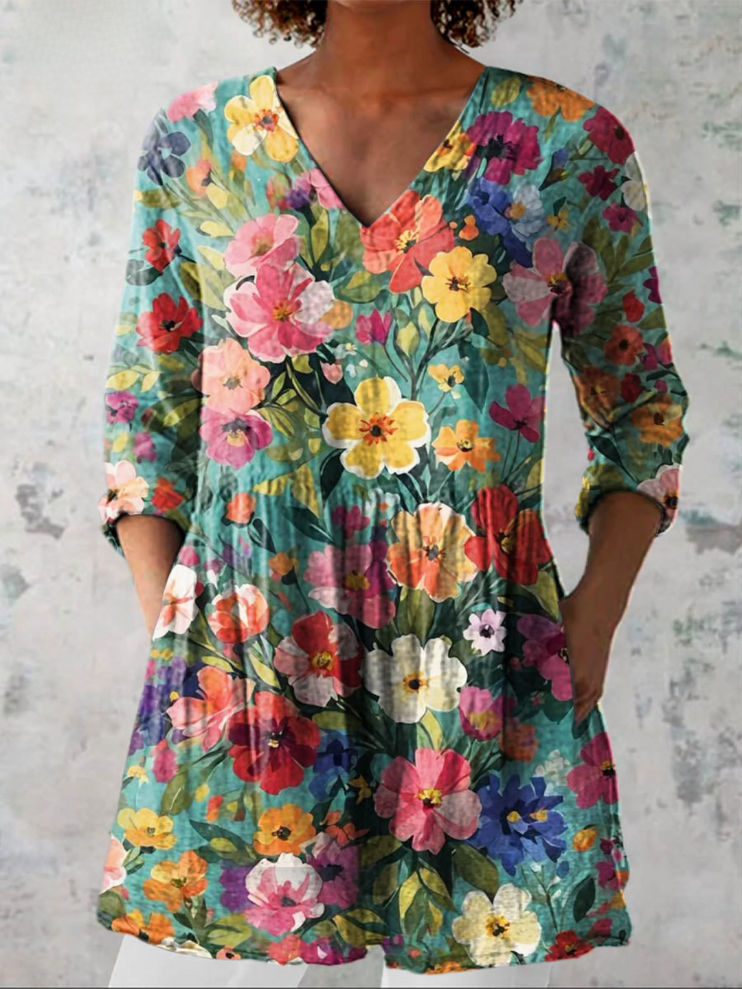 Elegante, fließende Damen Langarm Bluse mit V-Ausschnitt, ideal für modische Freizeit- und Alltagslooks.