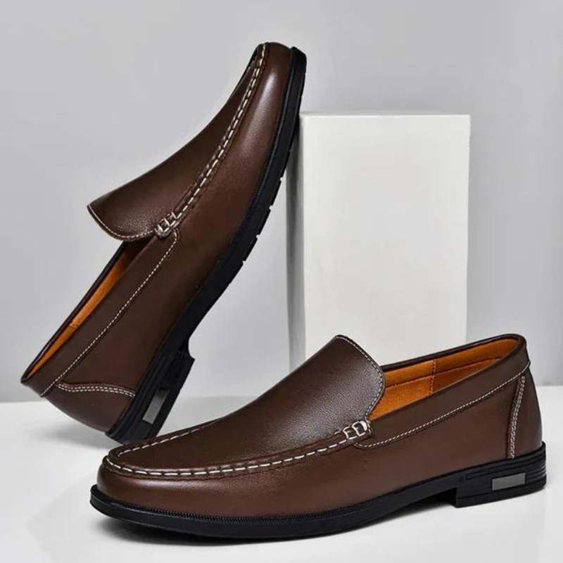 Zeitlose graue Leder Slipper für Herren, italienische Eleganz & Bequemlichkeit für jeden Tag.