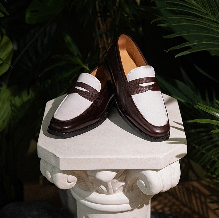 Handgefertigte klassische Herren Penny Loafer in Kaffeebraun, elegantes Design für anspruchsvolle Männer.