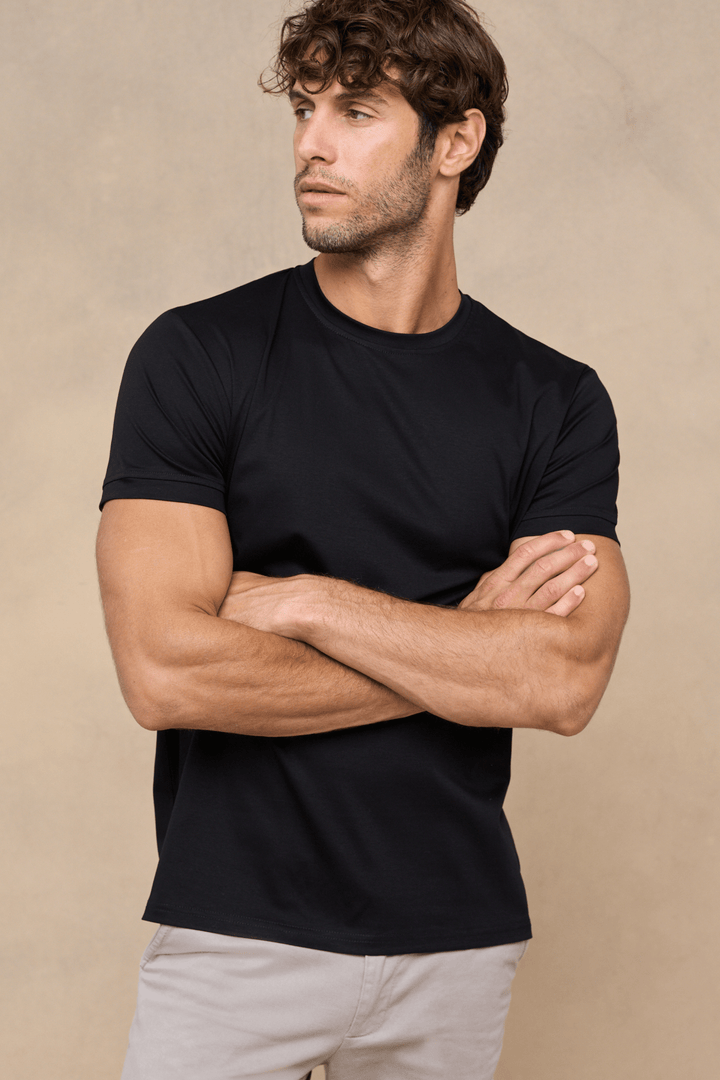 Glattes, weiches schwarzes Herren Kurzarm T-Shirt. Perfekt für jeden Tag und hohen Komfort.