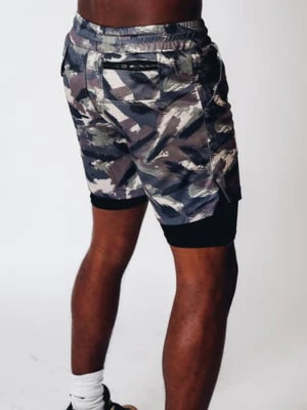 Aktiver Mann trägt Felix 2-in-1 Herren Sportshorts beim Sommertraining. Perfekte Kombination aus Stil & Funktion.