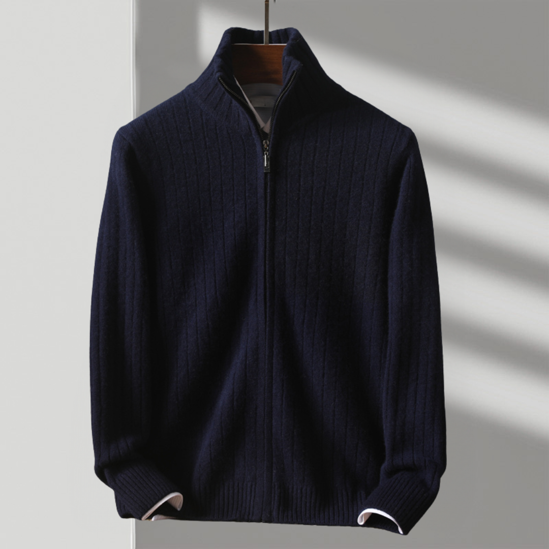 Mann trägt Herren Strickjacke mit Reißverschluss, Langarm, als lässige Oberbekleidung.