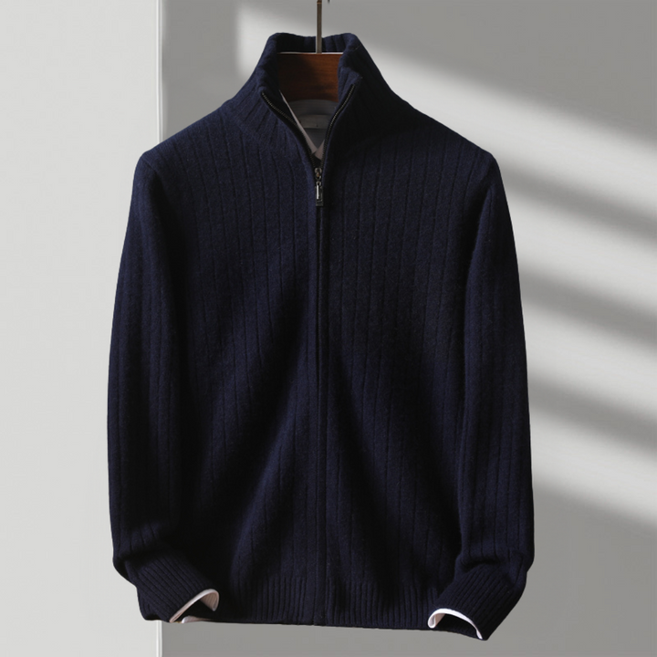 Mann trägt Herren Strickjacke mit Reißverschluss, Langarm, als lässige Oberbekleidung.