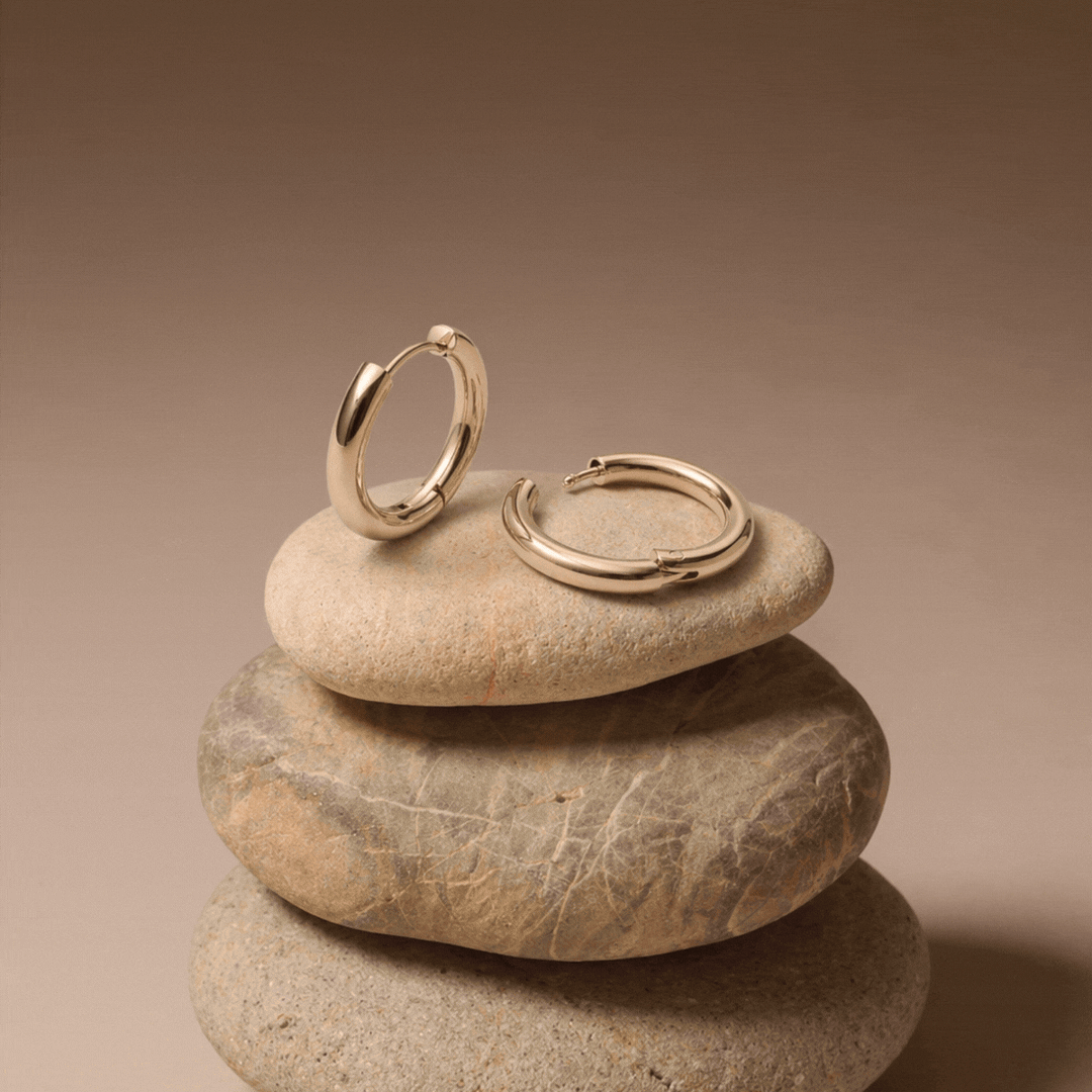 Minimalistische goldene Edelstahl Creolen, ideal als wasserfester Alltagsschmuck für Damen.