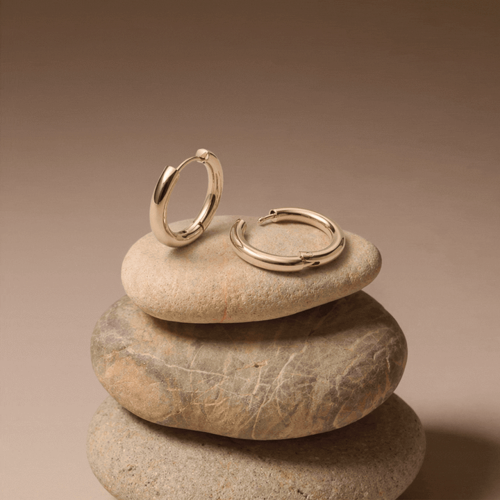 Minimalistische goldene Edelstahl Creolen, ideal als wasserfester Alltagsschmuck für Damen.