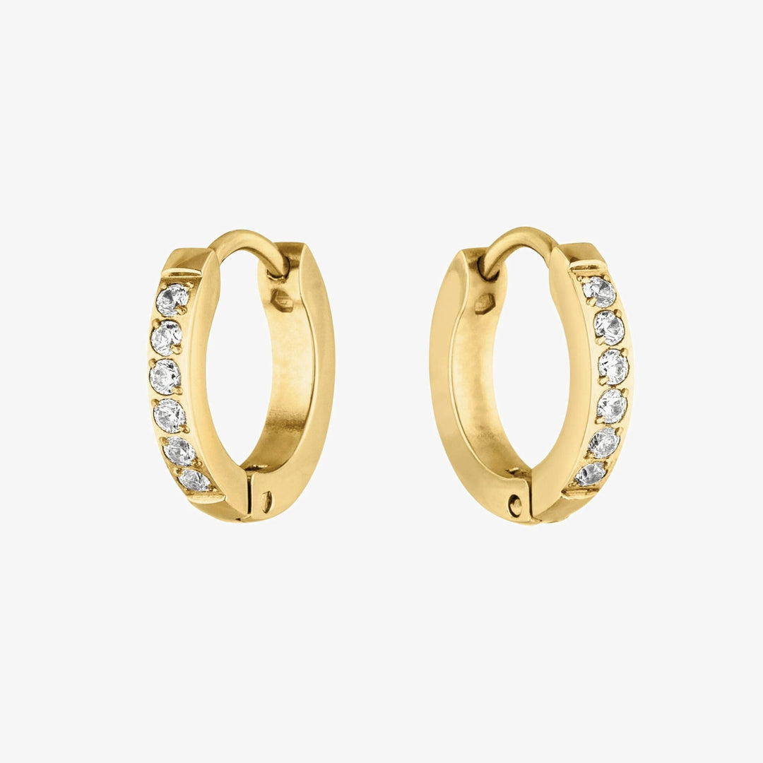 Paar goldene Mini Creolen mit Zirkonia, elegant präsentiert. Wasserfeste & hypoallergene Damen Ohrringe.