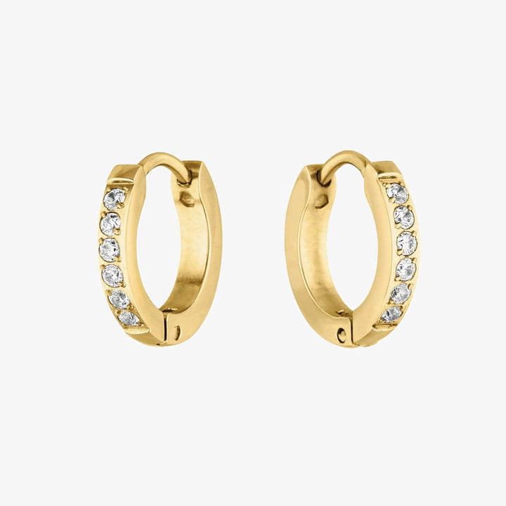 Paar goldene Mini Creolen mit Zirkonia, elegant präsentiert. Wasserfeste & hypoallergene Damen Ohrringe.
