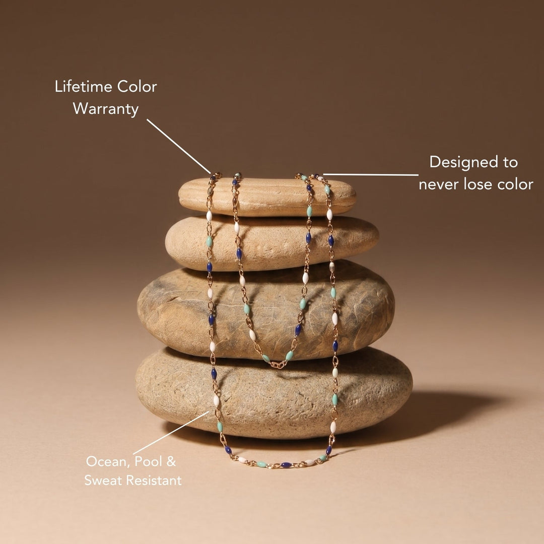 Detail der maritimen Choker Halskette für Damen, Emaille-Elemente, wasserfester, hypoallergener Edelstahlschmuck.