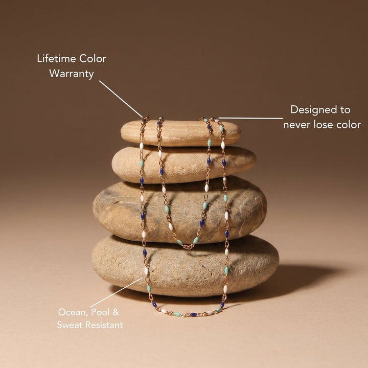 Detail der maritimen Choker Halskette für Damen, Emaille-Elemente, wasserfester, hypoallergener Edelstahlschmuck.