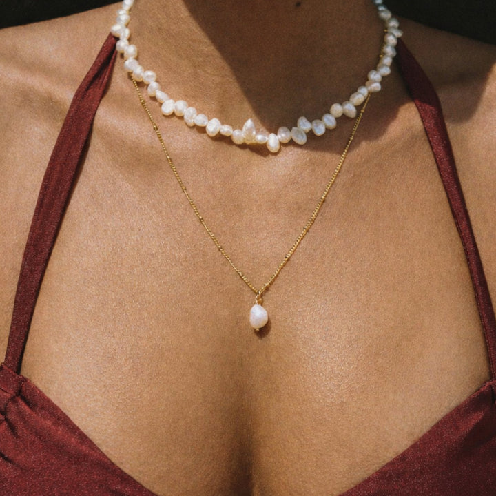 Stylische Damen Goldkette mit Süßwasser-Barockperle, wasserfester & hypoallergener Schmuck.