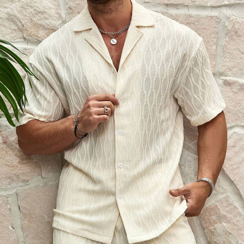 Stylischer Herren Zweiteiler für den Sommer in Beige. Kurzarmhemd und Shorts: perfekt für Freizeit, Strand und Herrenmode.